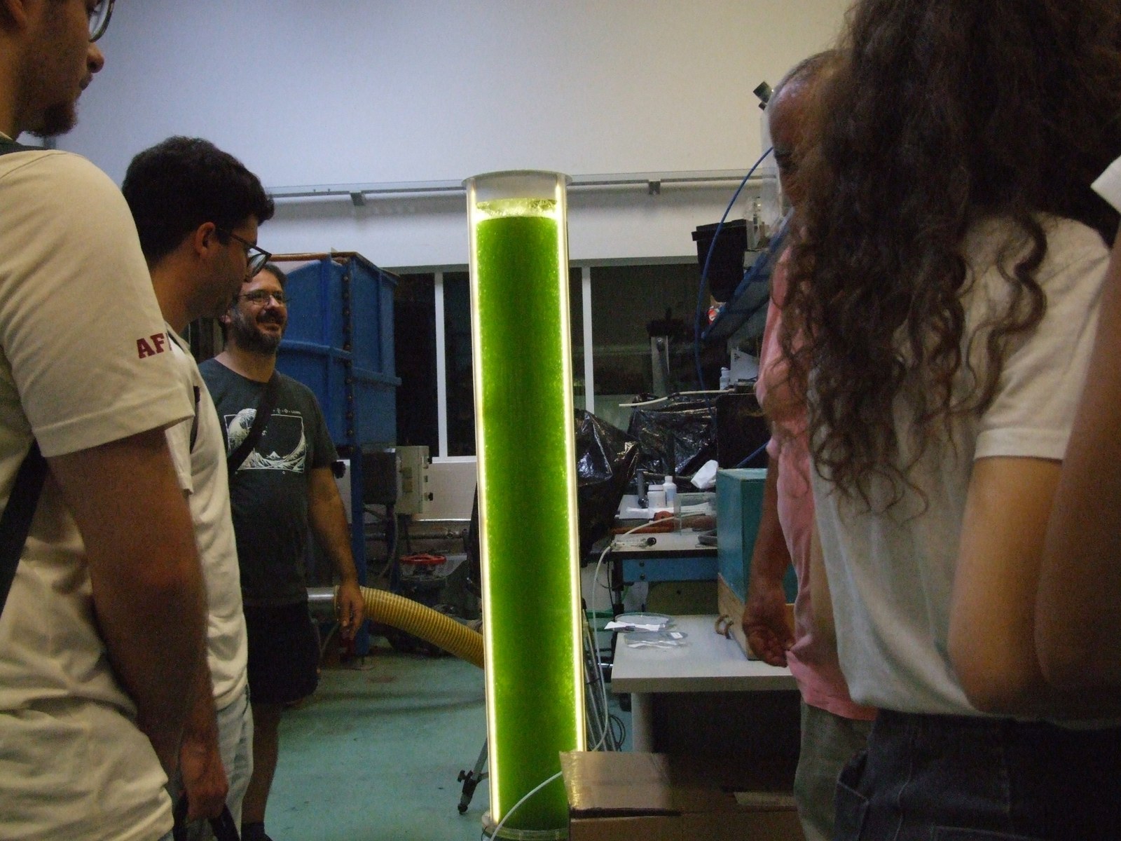 Socios de GEENIUS durante una visita técnica, observando un fotobiorreactor de microalgas en un laboratorio